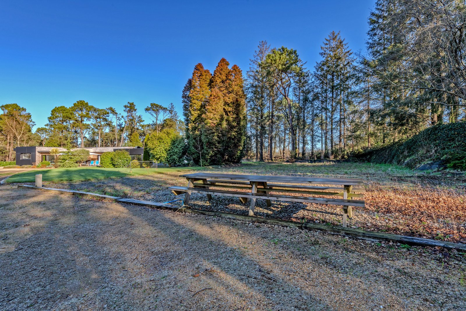 Terrain et table de jardin