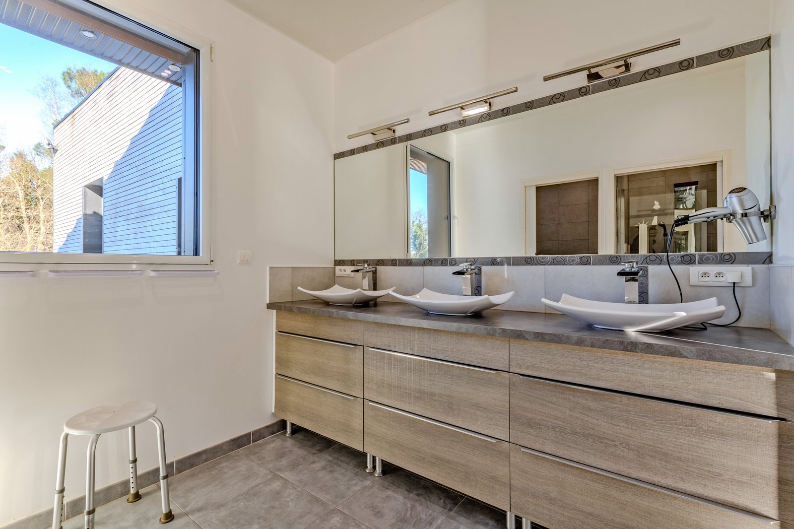 Grande salle d'eau commune · triple vasque